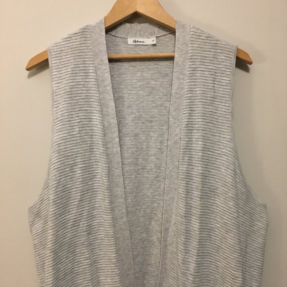 Long Grey Knit Horizontal Ribbed Sleeveless Open Cardigan - Picture 4 of 11